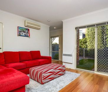 Modern Living In Prime Maribyrnong Location - Photo 1