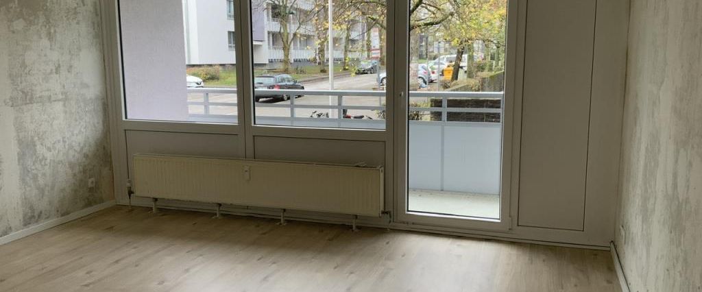 2-Zimmer-Wohnung mit Ost-Balkon inkl. neuem Bad und frisch verlegtem Laminatboden - Photo 1