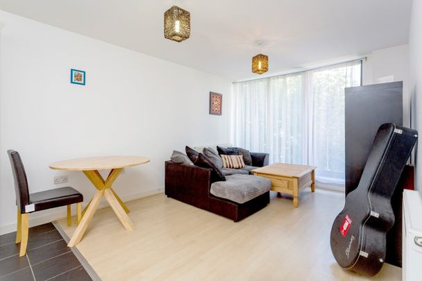 2 Bed Flat, The Drakes, SE8 - Photo 1