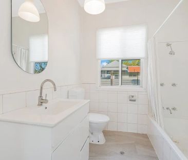 “Charming Modern Cottage” - Photo 3