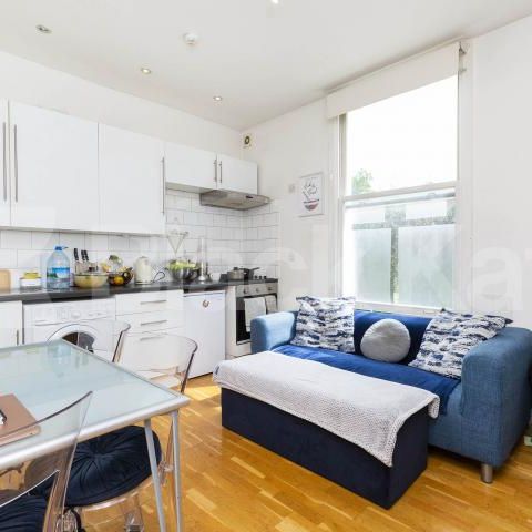 one bedroom property in gated conversion with communal garden - Photo 1