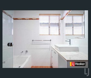 Large Four Bedroom House - Photo 2