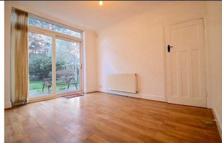 4 Bed Semi-Detached House, Lyndhurst Gardens, IG11 - Photo 3