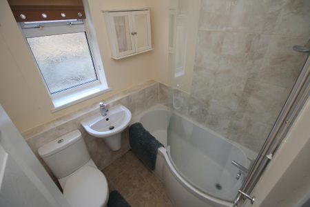 3 bedroom semi-detached house to rent - Photo 4