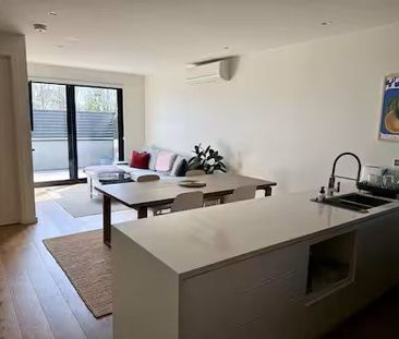 BRILLIANTLY POSITIONED PARTIALLY FURNISHED MODERN APARTMENT - Photo 2