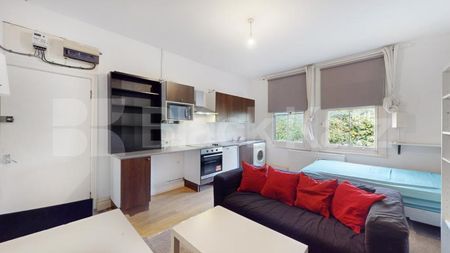 ***HEATING AND HOT WATER INCLUDED***This is a fantastic apartment set on the second floor of well maintained period house in the heart of West Hampstead - Photo 4