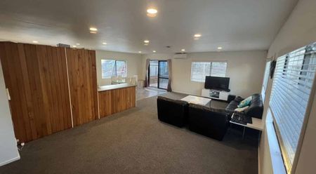 Sunny 3 bedroom home - Photo 2