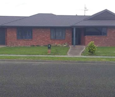 Three Bedroom Stoke Home in a popular area - Photo 2