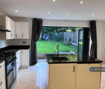 3 bedroom semi-detached house to rent - Photo 5