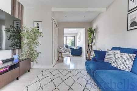 3 bedroom semi-detached house to rent - Photo 2