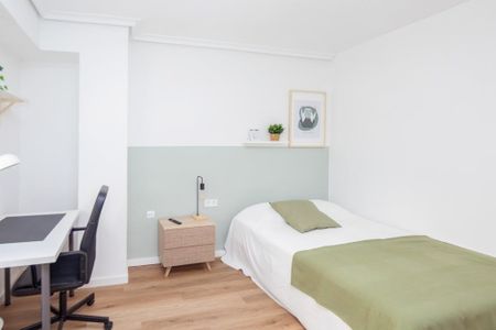 Carrer de les Illes Canàries, Valencia, Valencian Community 46023 - Photo 4