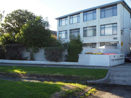 Well Appointed Apartment in Prime Essendon Location - Photo 2