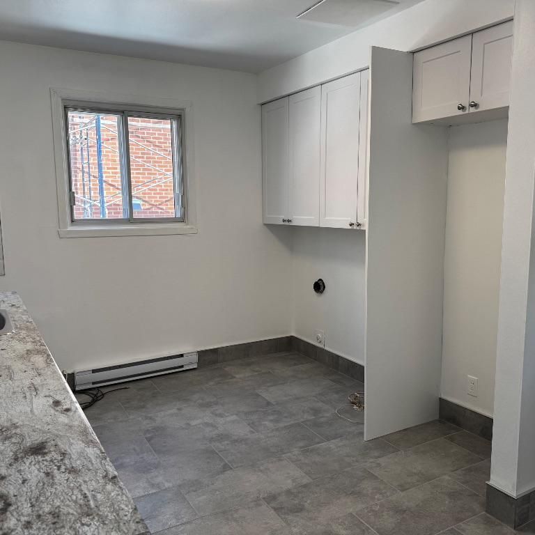 41/2 NEUF / complétement renové à louer à Saint-Eustache - Photo 1