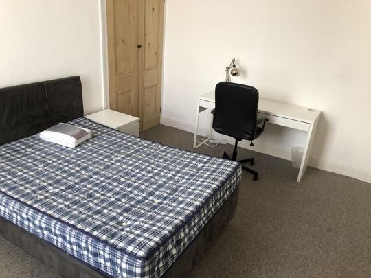 6 bedroom house to rent - Photo 1