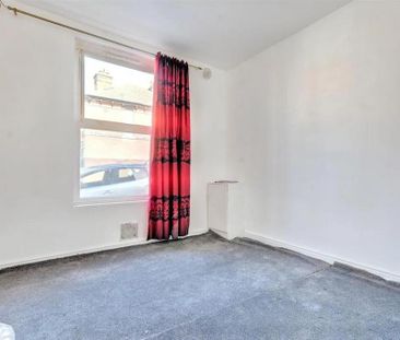 2 bedroom end of terrace house to rent - Photo 4