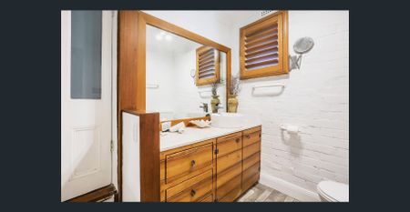 CONTEMPORARY THREE BEDROOM TERRACE HOUSE IN PRIME LOCATION - Photo 5