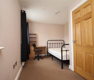 6 bedroom semi-detached house to rent - Photo 2