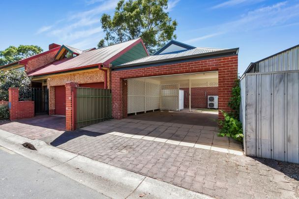 Stone fronted four bedroom family residence with dual access - Photo 1