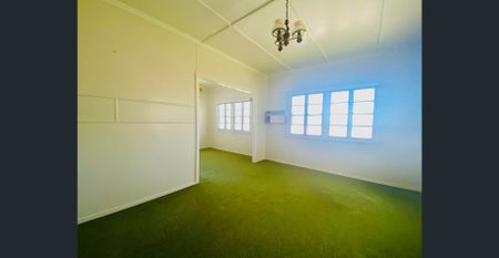 Classic Queenslander - Great Location - Photo 2