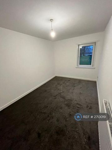 3 bedroom flat to rent - Photo 3