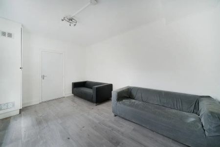 5 bedroom house in London - Photo 4