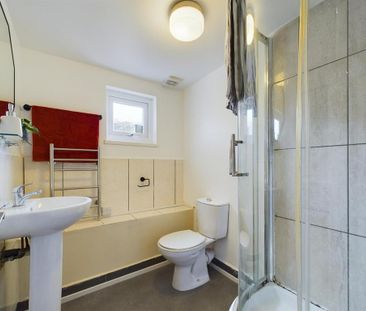 1 bedroom in a house share to rent - Photo 3