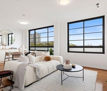 Light-Filled Apartment Living in Prestigious Harbour-Side Setting - Photo 1