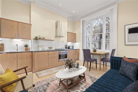 This raised ground floor one-bedroom apartment is a good size and includes an open kitchen reception. The circular bedroom is a spacious double and includes a dressing room, all in the beautiful Grade II listed Royal Crescent with access to communal gardens. EPC rating D - Photo 4