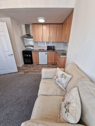 3 bedroom maisonette to rent - Photo 2