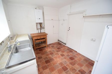 5 bedroom semi-detached house to rent - Photo 4