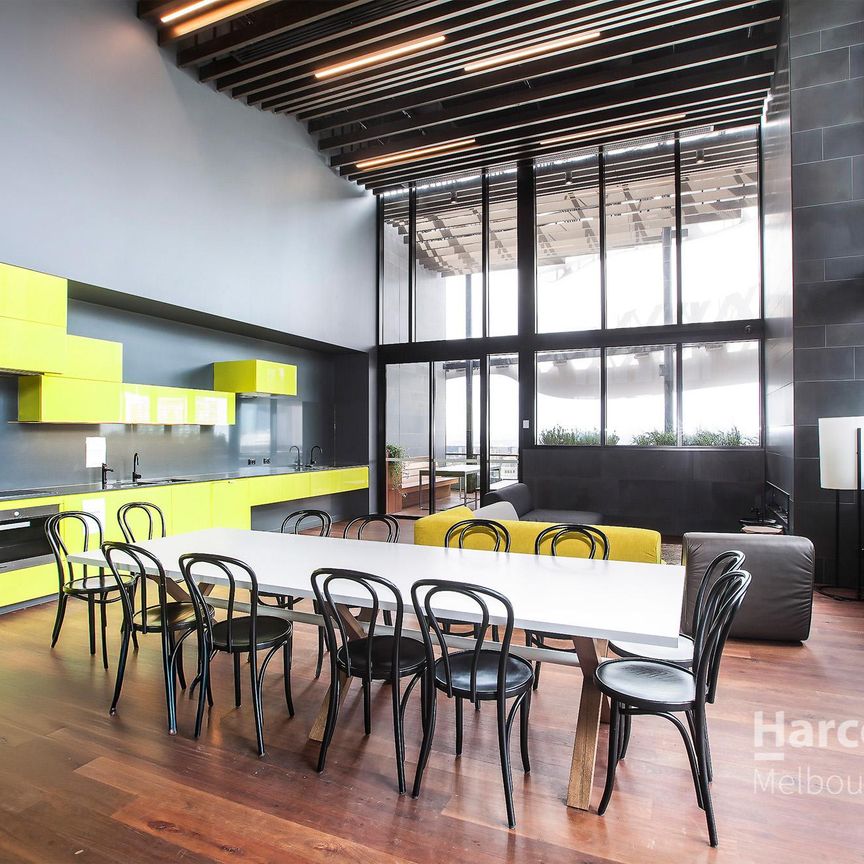 Spectacular City Views With a Car Space! - Photo 1