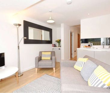 A split level two bedroom apartment with garden - Photo 6