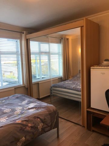 Room in a Shared House, Brockham Drive, IG2 - Photo 5