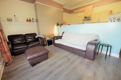 4 bedroom Flat in Wood Lane, Leeds - Photo 3