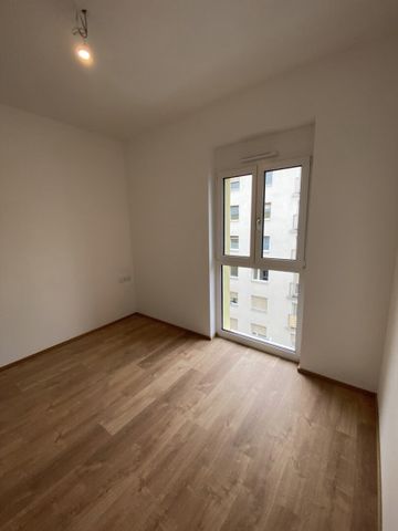 HOCH HINAUS: Balkonwohnung im obersten Stockwerk mit herrlichem Blick und Tiefgaragenparkplatz - Photo 4