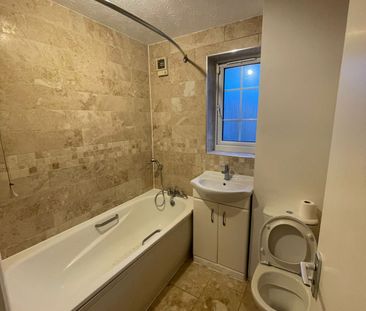 Three bedroom house with two receptions- Goodmayes Station - Photo 5