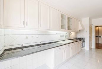 APARTAMENTO T2 NO ARNEIRO - CARCAVELOS