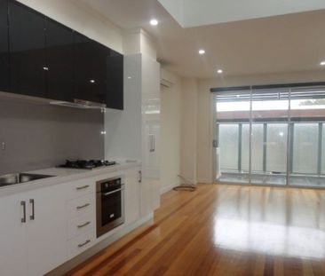 Stylish Townhouse in Perfect Location&excl; - Photo 6