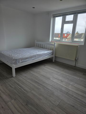 5 Bed Terraced House, Sheringham Drive, IG11 - Photo 3