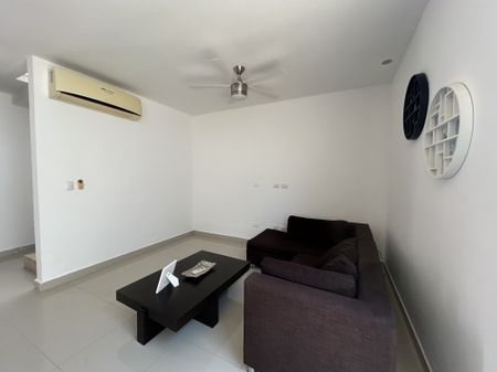 Townhouse de 2 recámaras, amueblado, en Montebello. - Photo 2