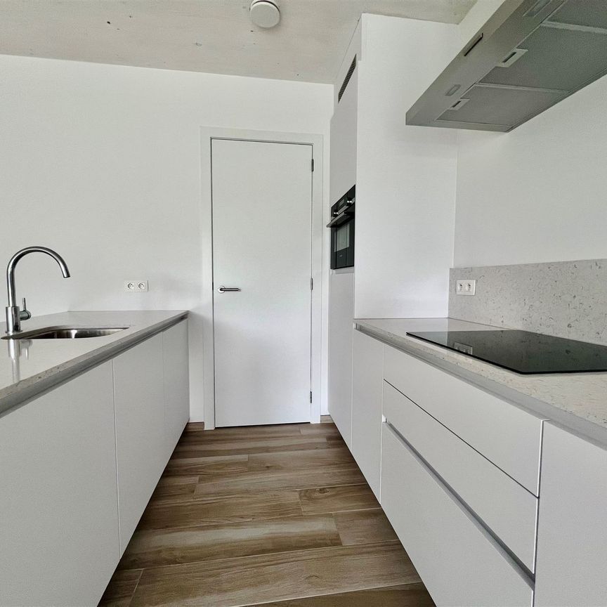 Gelijkvloers nieuwbouw appartement met 2 slaapkamers, terras en autostaanplaats - Photo 1