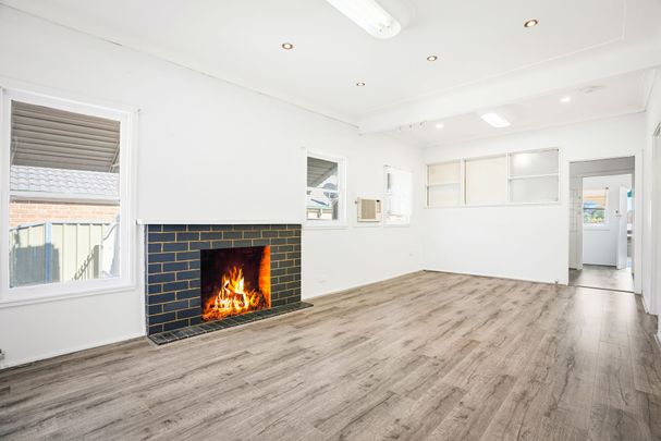 Freshly painted & featuring brand new flooring! - Photo 1