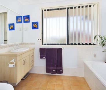 Spacious 2 Bedroom Townhouse with Garage - Photo 2