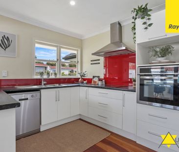 Stylish Family Home in Sought-After New Lynn - Photo 3