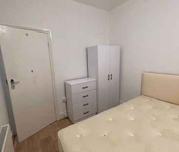 Room in a Shared House, Beehive Lane, IG1 - Photo 4