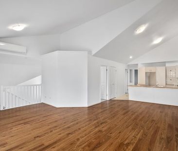 Spacious, Oodles of Light, Grand High Ceiling and Spotlessly Clean,... - Photo 1