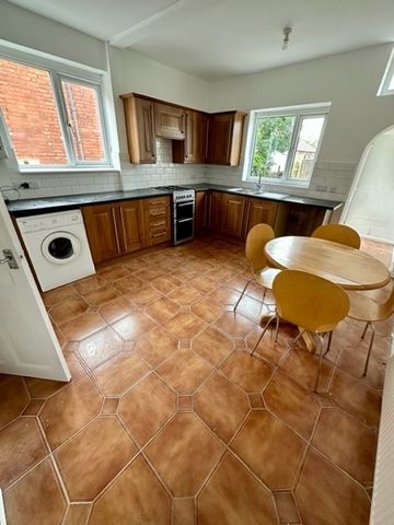 2 Bed Semi-Detached House, St. Bartholomews Road, NG3 - Photo 4