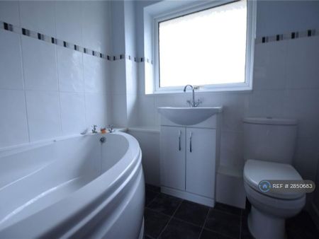 2 bedroom maisonette to rent - Photo 4