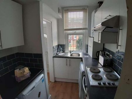 Martin Terrace, Leeds, LS4 - Photo 5