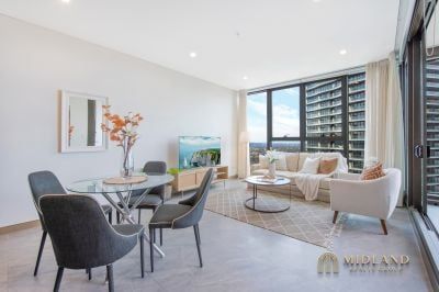 Luxurious One-Bedroom Apartment with Expansive Study and Stunning Harbour Views - Photo 1